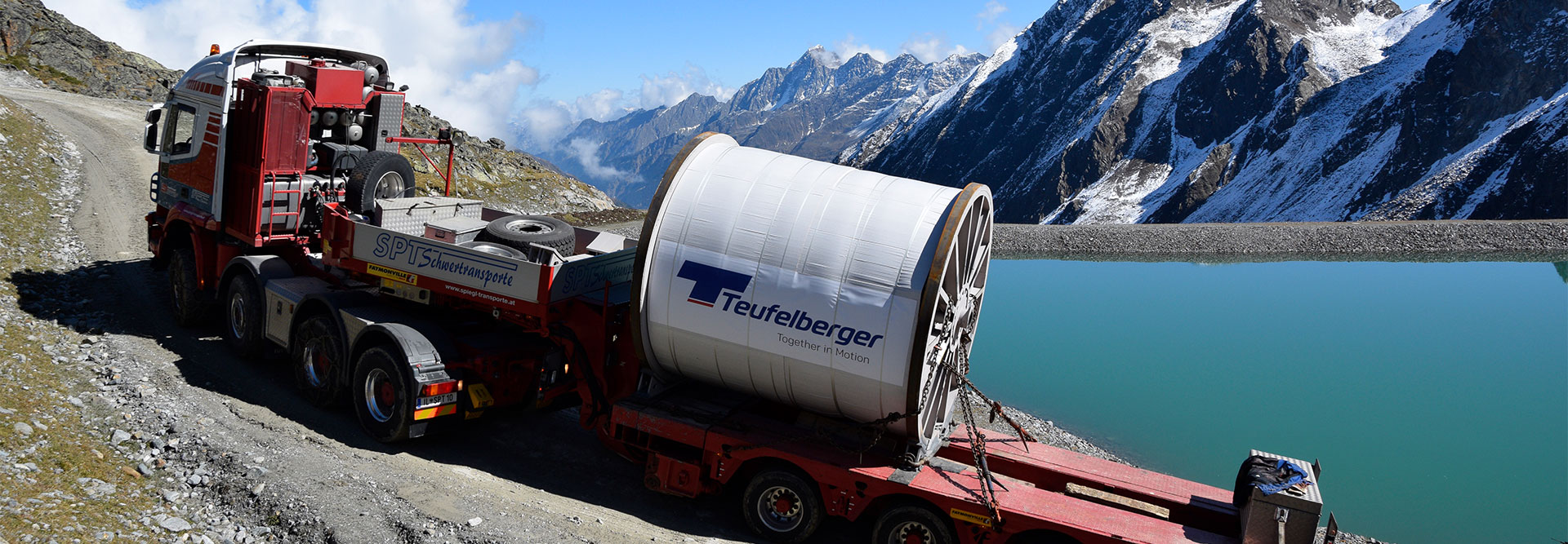 Rope transport for the 3S Eisgratbahn ropeway to the Stubai Glacier